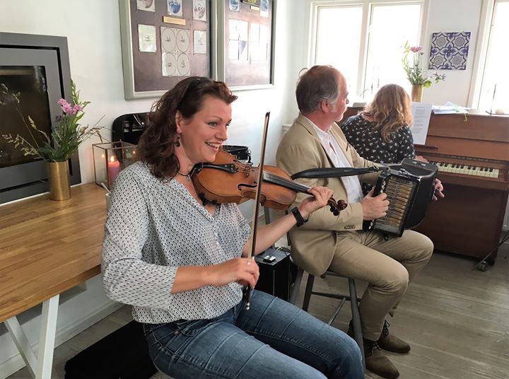 Happy hour og musiksession pÃ¥ nanas stue at café nanas stue, fanø Nanas stue på fanø