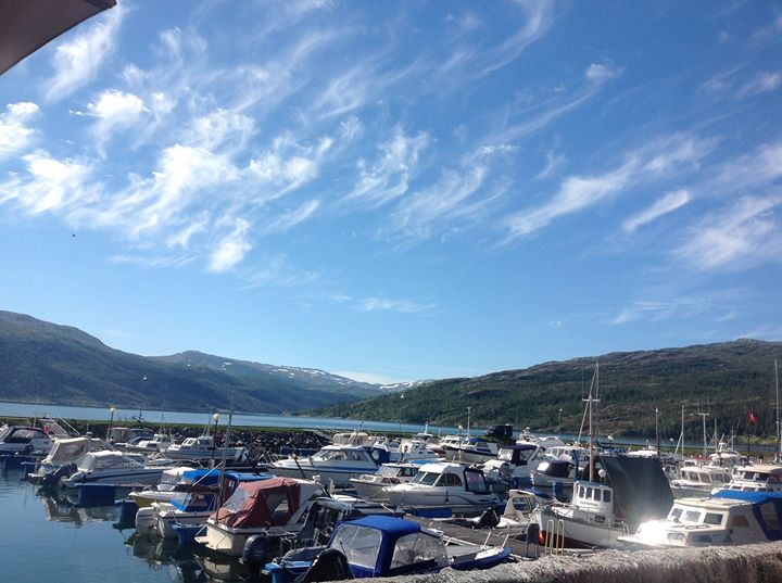 Luftige skyer over Hemnesberget at Idylliske Lapphella, Hemnes