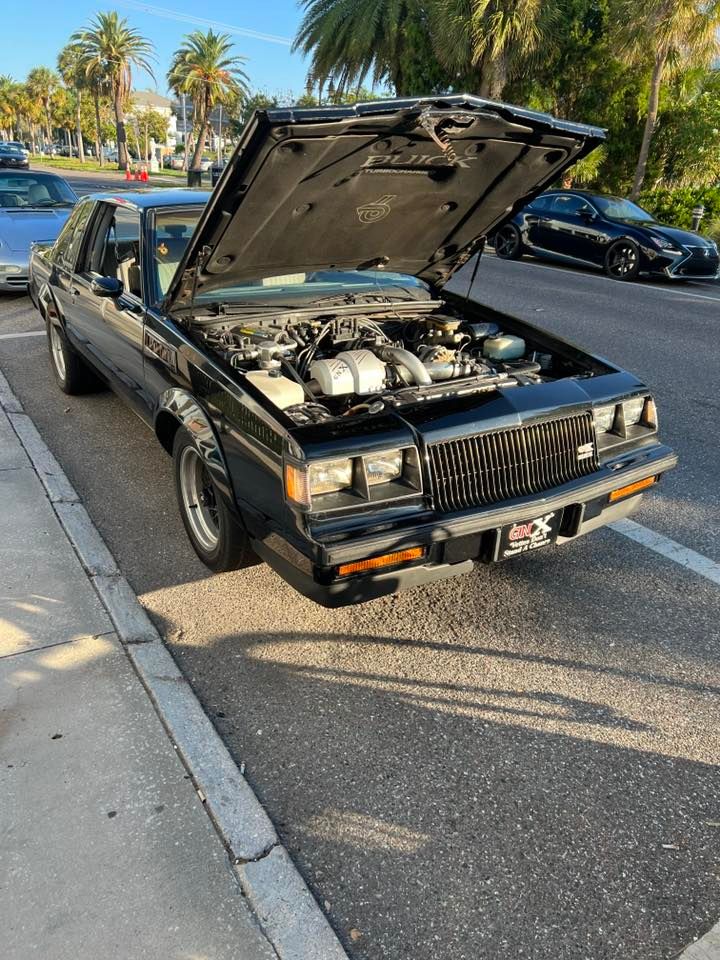 St. Armands Circle Cars & Coffee, Lynches Pub & Grub, Sarasota, 19