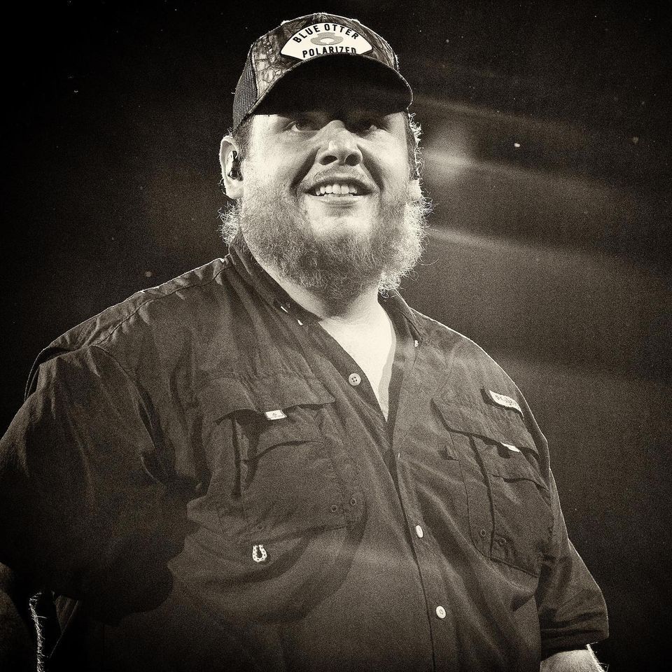 Luke Combs The Middle of Somewhere Tour, December 14 2022 Online