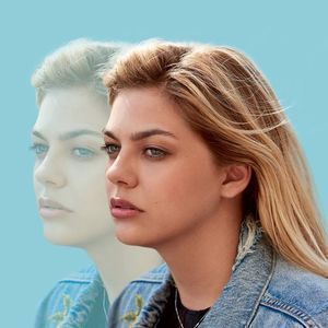 Louane in Isle