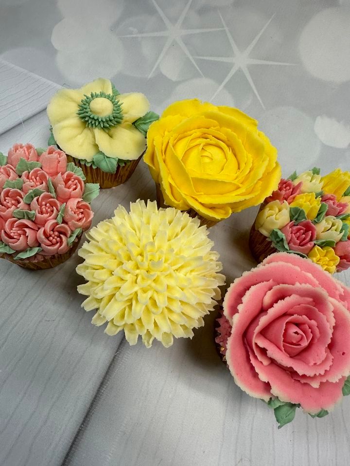 Buttercream Piped Flower Cupcake Class, Dunstable Cake House, February