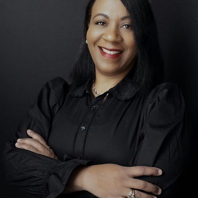 Shannel Hawkins LPCC LLC logo