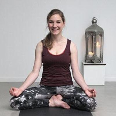 Lizzy Wakefield logo