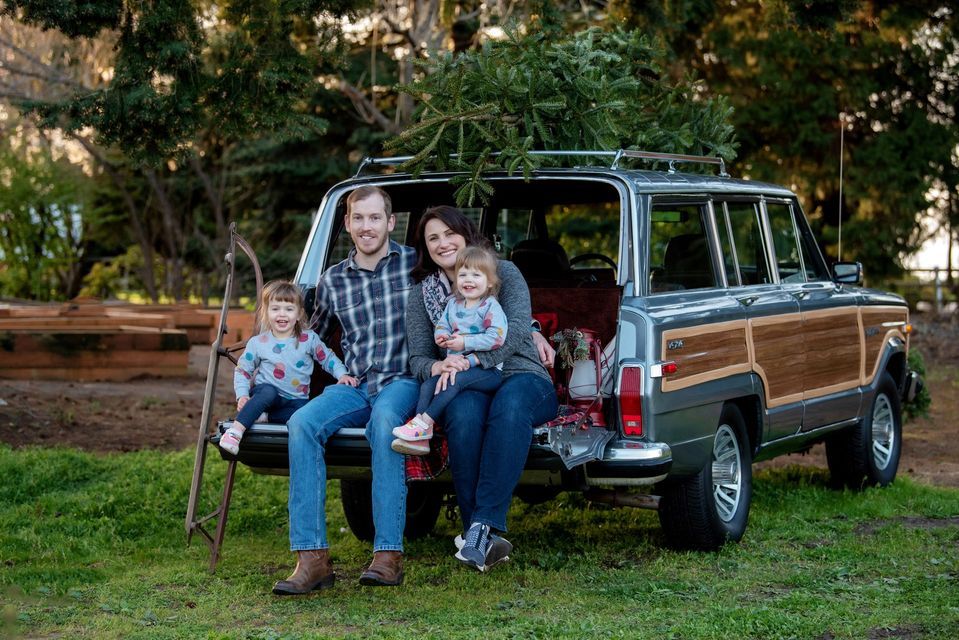 Holiday Mini Sessions with the Vintage Wagoneer at Yesteryear Tree Farm
