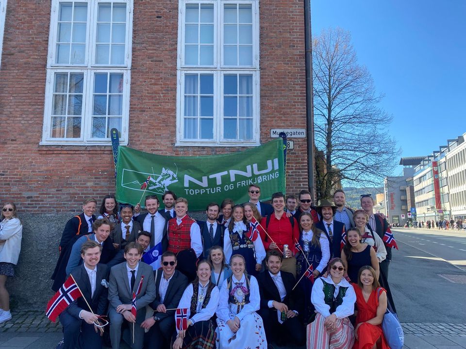 17 Mai Folketoget Med TF Pilegrimsstien 7022 Trondheim Norge 17 17-mai-folketoget-med-tf-pilegrimsstien-7022-trondheim-norge-17