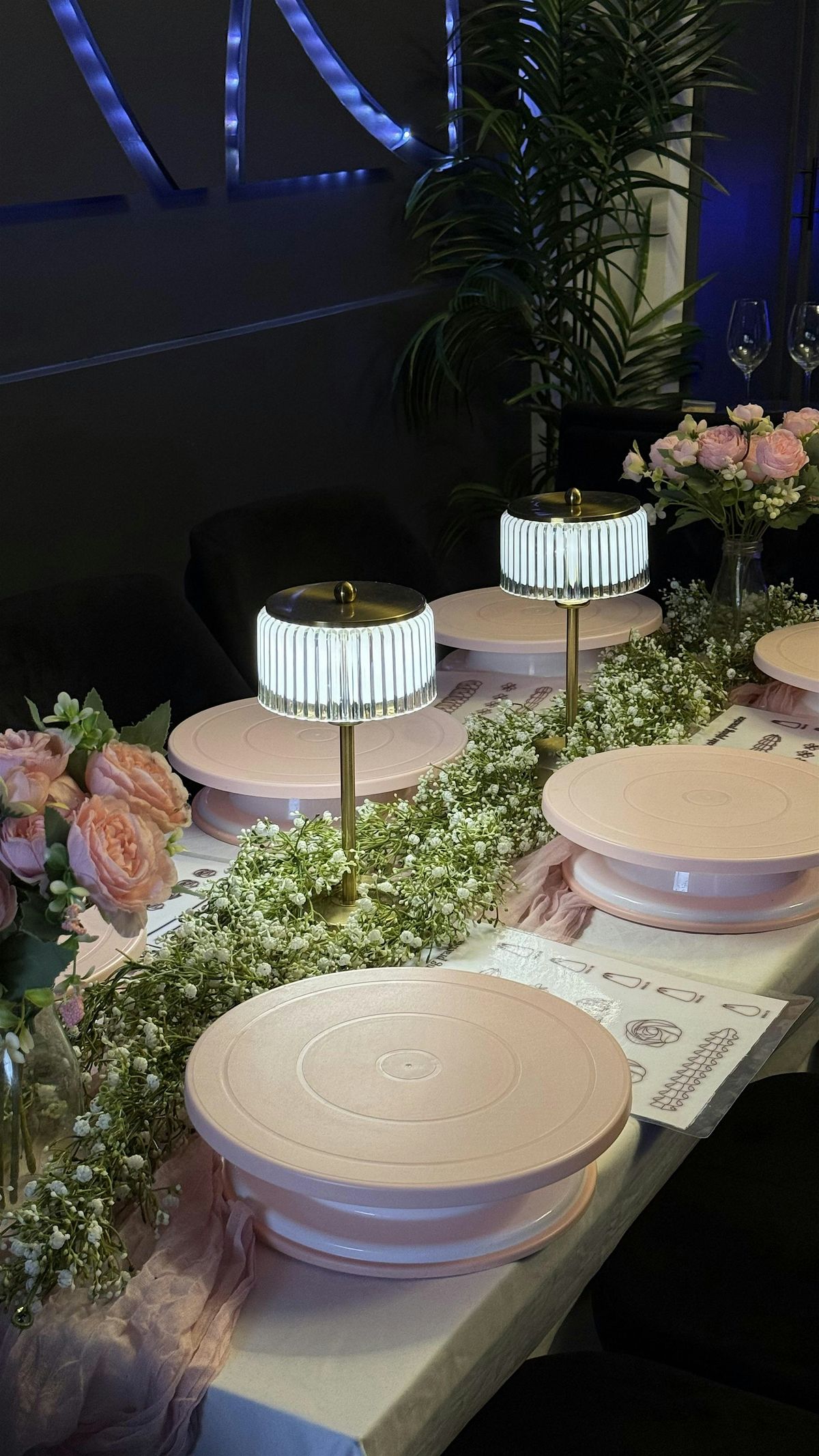 Luxetreats Presents: Festive Cake & Sip Workshop: Christmas Edition, 7 December | Event in Hornchurch