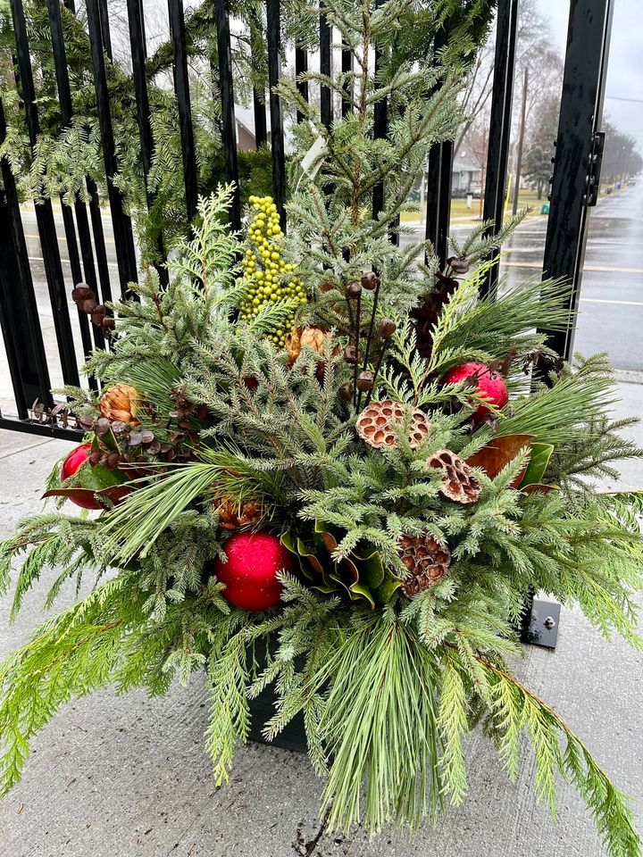 Spruce Top Winter Planter 2023, Bergen's Greenhouses, Detroit Lakes, 18