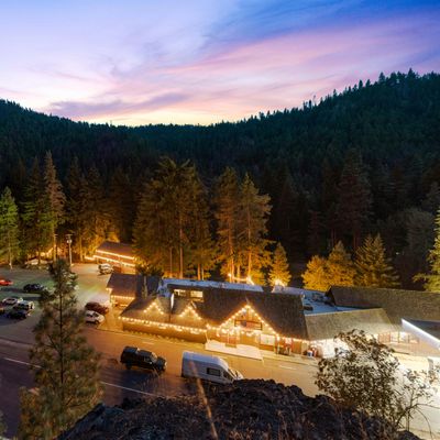 Whistlin' Jack's Outpost & Lodge