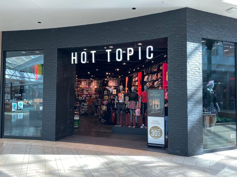 Hot Topic Grand Opening Event, The Mall at University Town Center