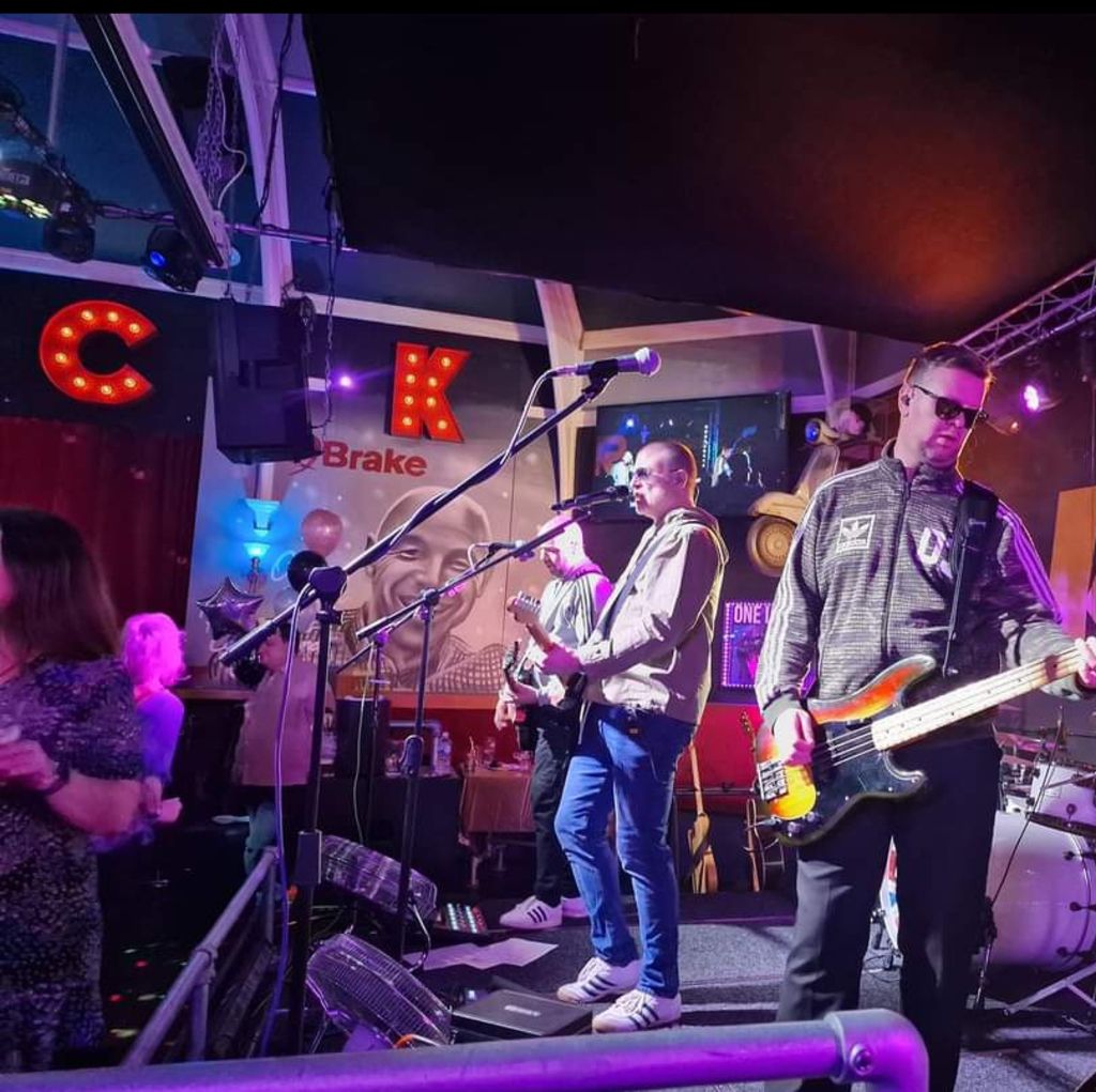 brit-pop-indie-christmas-extravaganza-tickles-music-hall-bradford