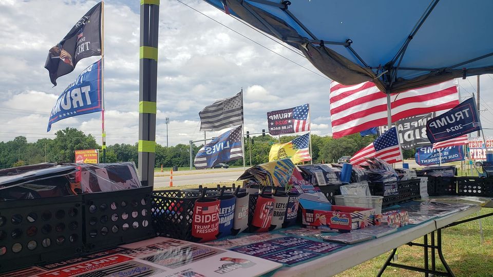TRUMP FLAG WAVING OCT 14th, Galleria Furniture and Mattress Outlet, Broken Arrow, 14 October