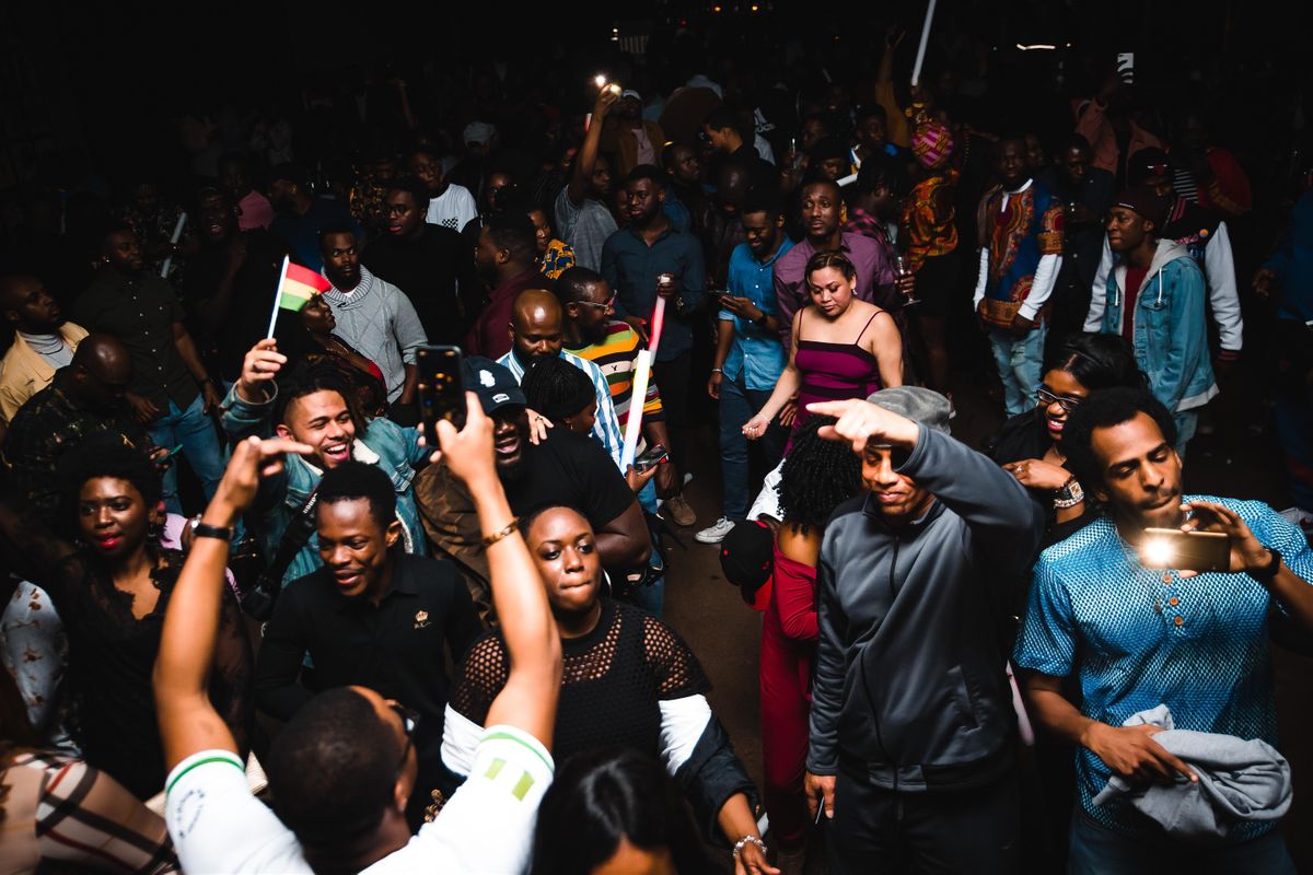 Passport Vibes A Good Time At The Bar 10 Doors Chicago