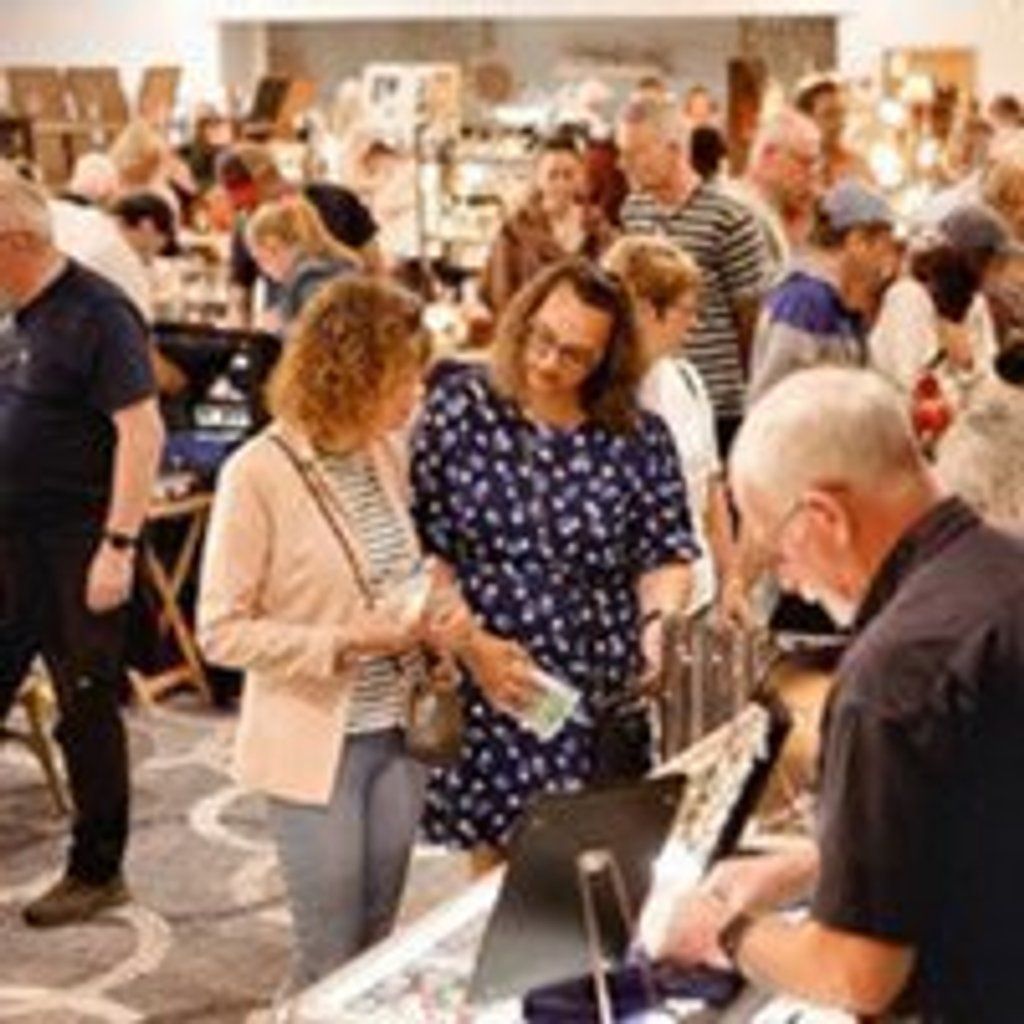 Lingfield Racecourse Antiques and Vintage Fair, 9 November | Event in Crawley | AllEvents