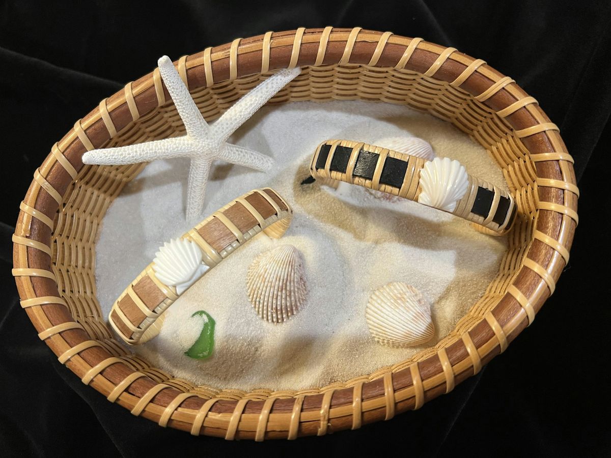 Bracelet woven in the Nantucket Style with natural wood and a carved shell, 19 January | Event in Mashpee