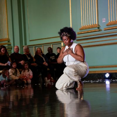 dominique lesleyann logo