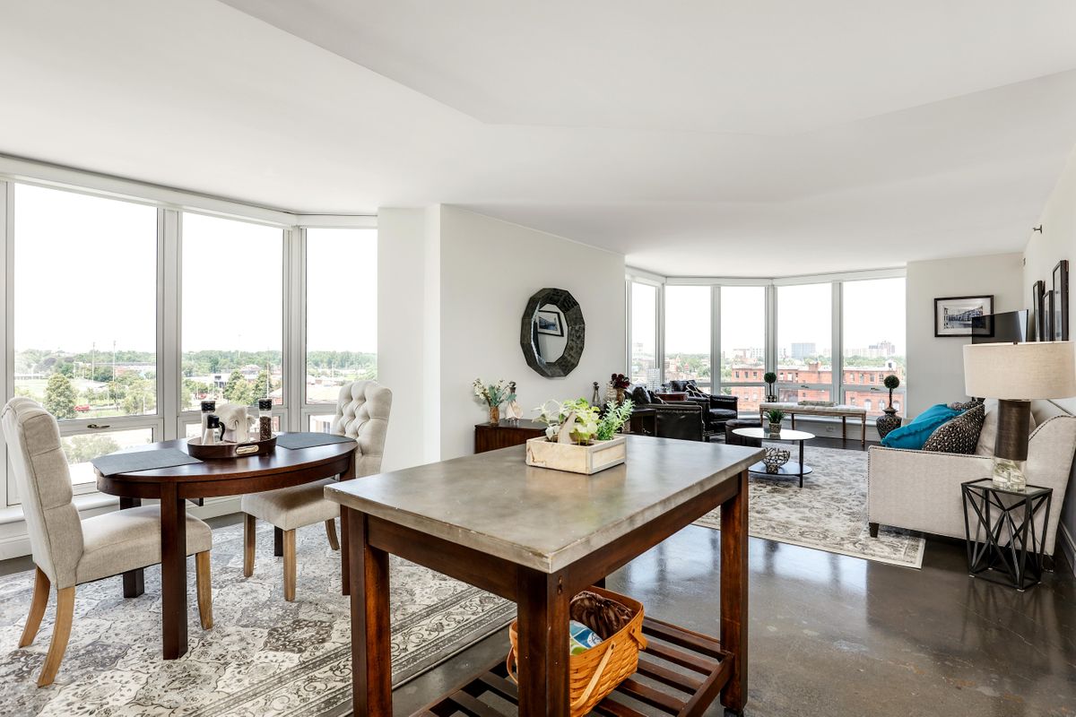 Lovely 2 bedroom condo w River View Open Saturday, 250 E Harbortown