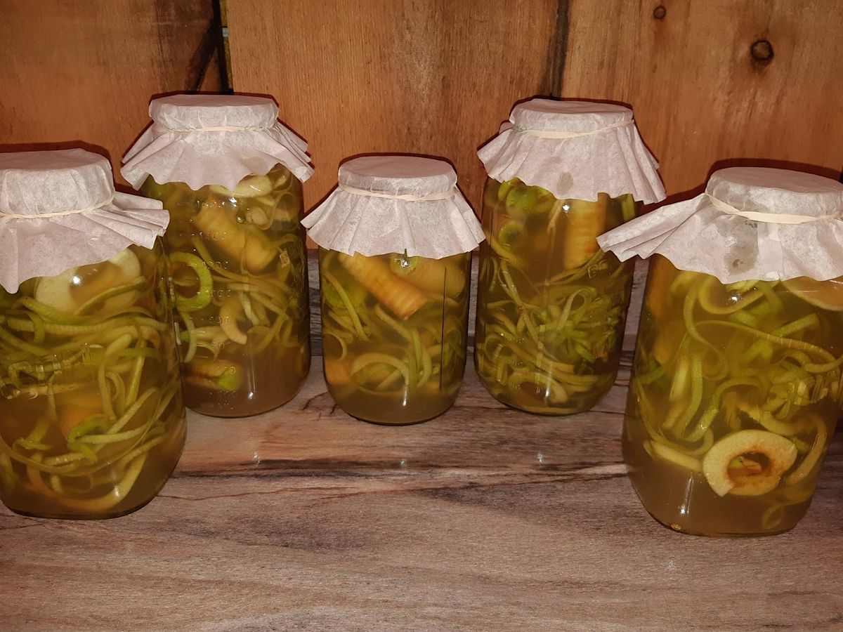 Make your own RAW Apple Cider Vinegar (Pesticide Free Apples Provided