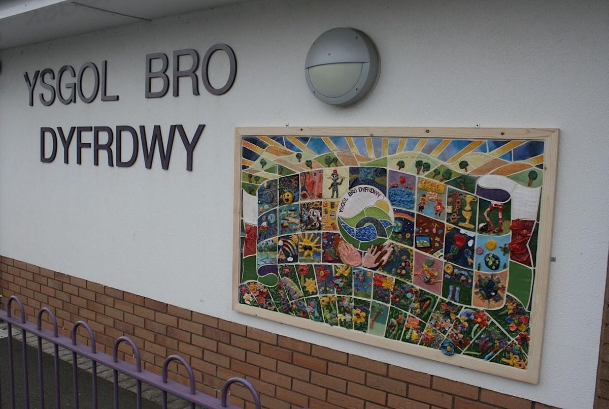 Maes Glas a Chymru Gwethdy Celf/Greenfield & Wales Free art