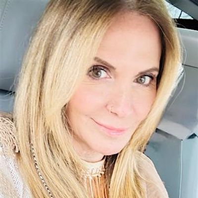 Lisa Martinelli logo