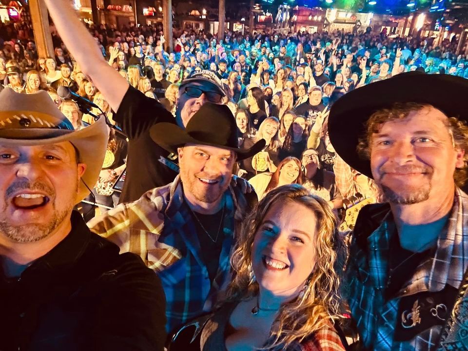 Woodland Park (Joe Nichols Opener at the Grizzly Rose), The Grizzly