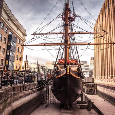 The Golden Hinde logo