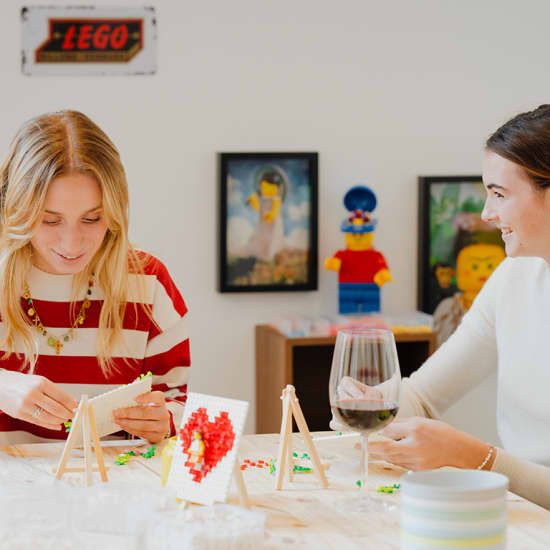 Brick & Family Imagine, assemble et repars avec une figurine unique, des accessoires, une plaque, un chevalet et un décor à ton image !, 21 June