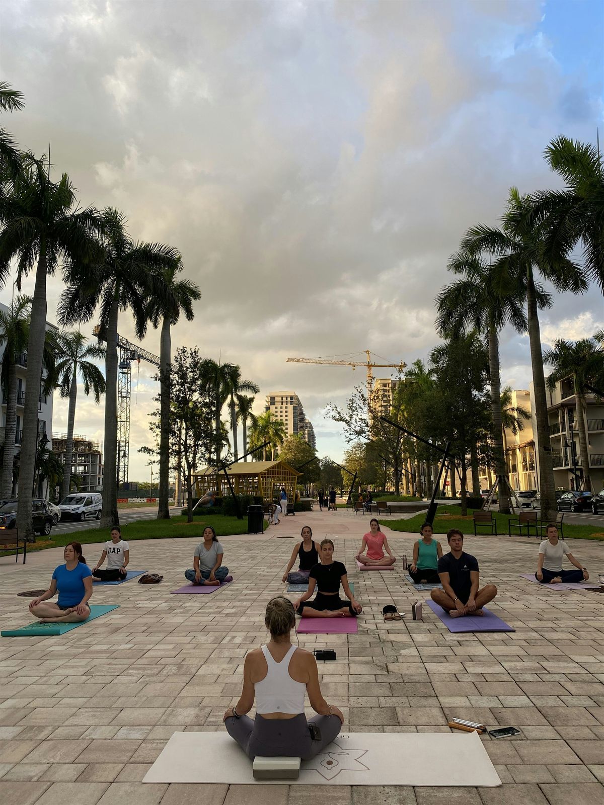 Yoga al atardecer Downtown Doral y via Zoom Martes 03/26 Downtown Yoga al atardecer Downtown Doral y via Zoom Martes 03/26 Downtown