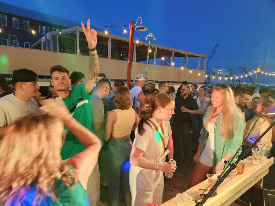Northern Groove Rocks The Porthole Deck, The Porthole Restaurant & Pub