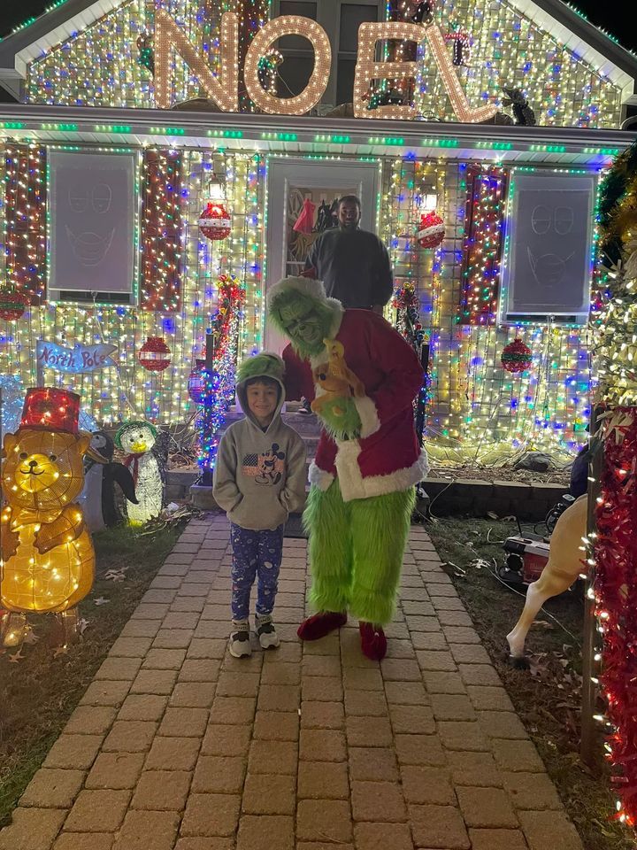 The Casqueira Holiday Light Show 2023 Christmas Light Show , 843 Downey