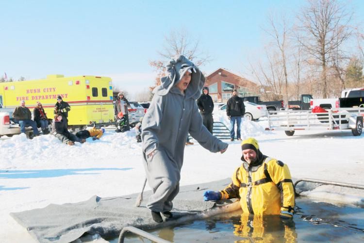 Polar Lunge , Flickabirds Resort East Rush Lake, Rush City, February 10