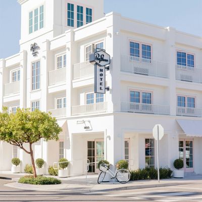 Bay Shores Peninsula Hotel logo