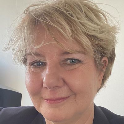 Sari van Poelje logo