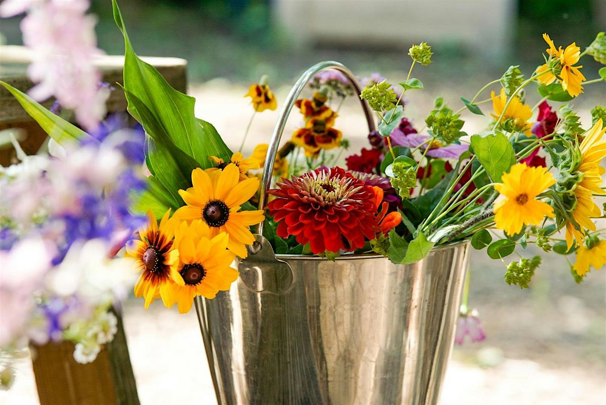 Petals & Pours: Farm Style Bouquet-Making Workshop & Summer Sips, 2 August | Event in Cincinnati | AllEvents