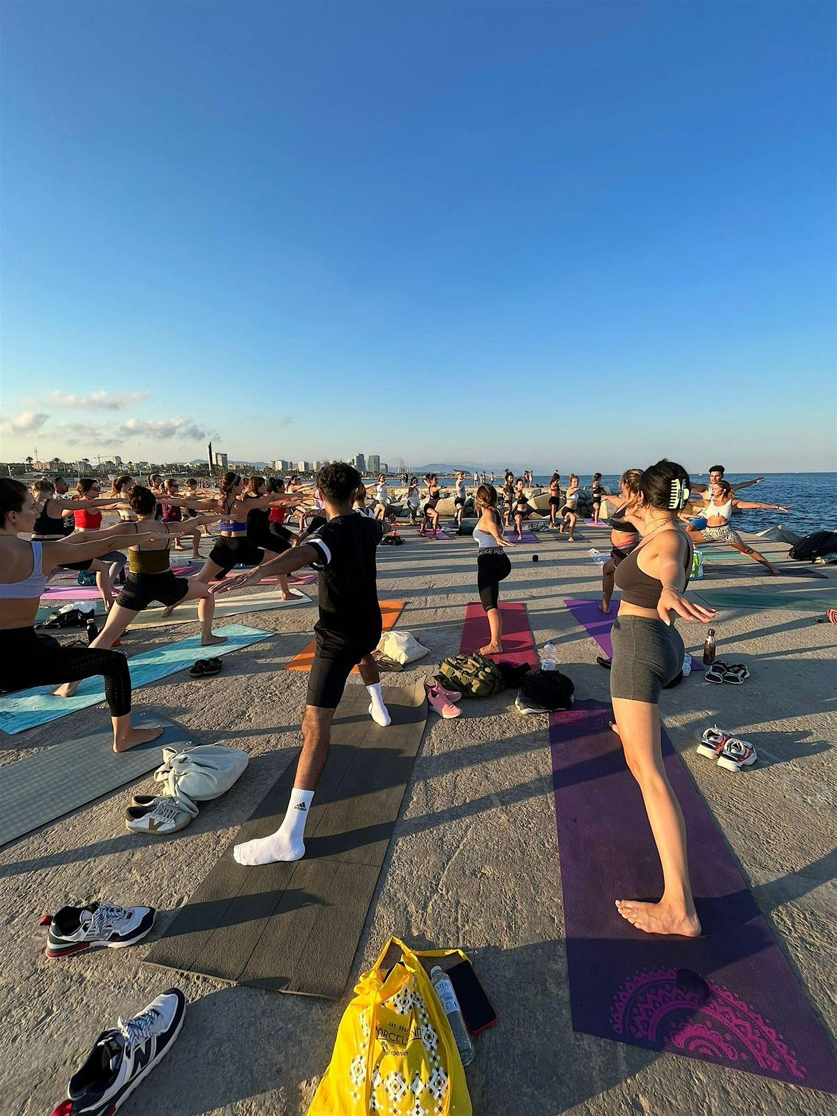 FULL MOON Yoga by the Sea with Live music. Espigón de Bogatell