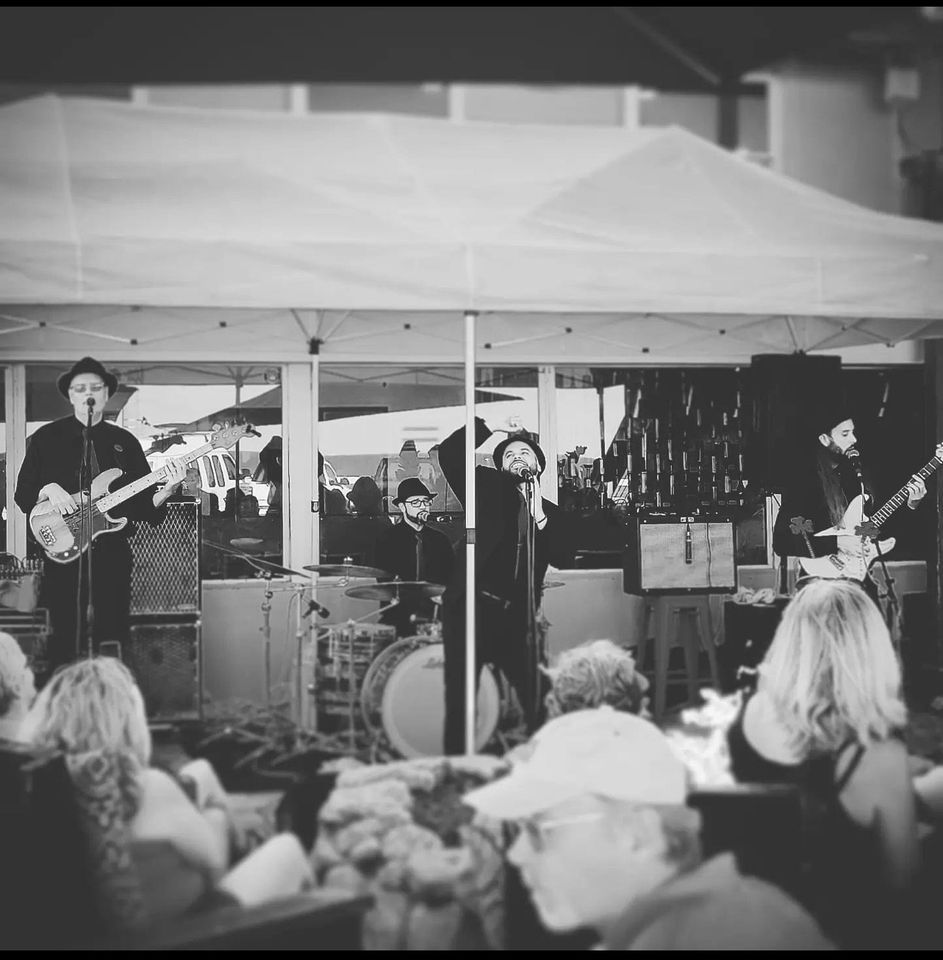 Peanuts Restaurant & Sports Bar presents The Fabulous B Naturals! 5/6