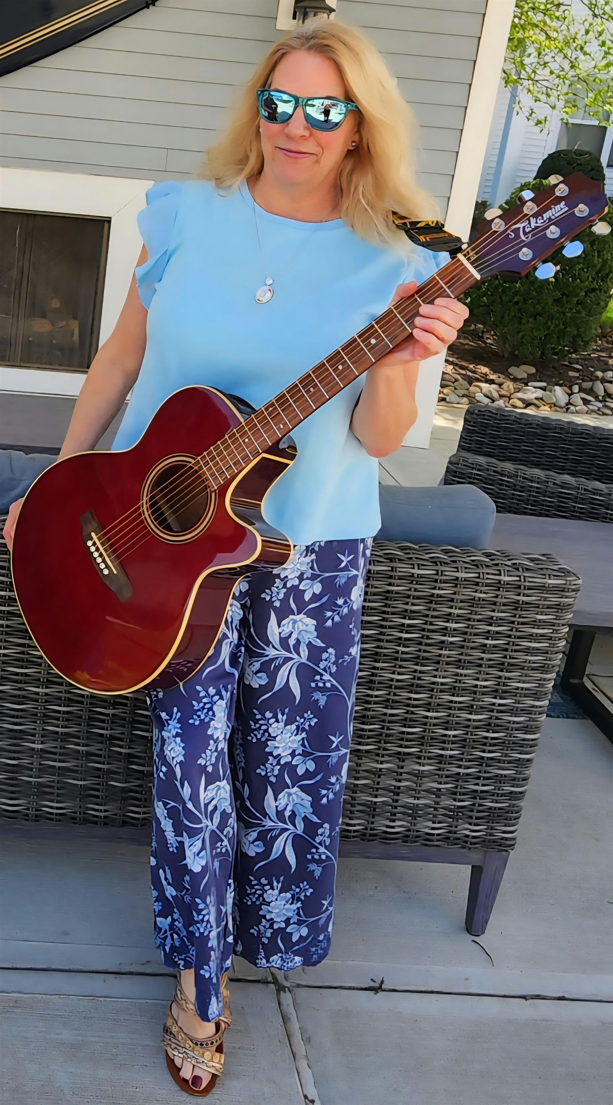 Sue Menhart at Olde Mistick Village, 17 August | Event in Mystic | AllEvents