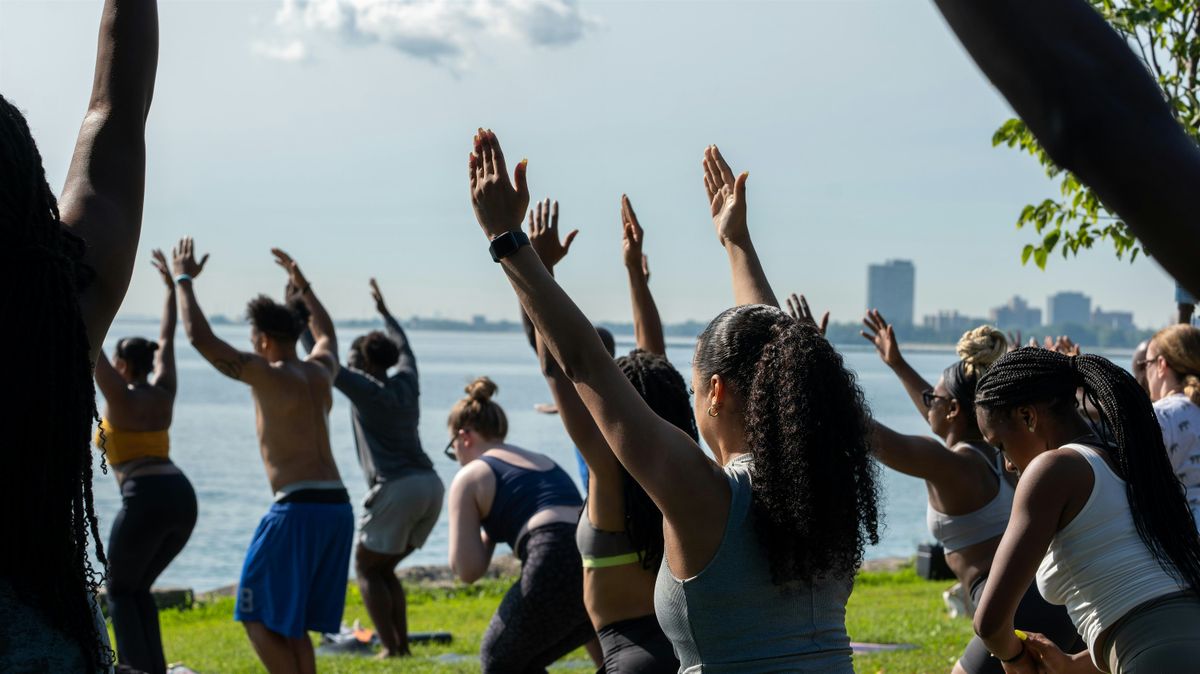 Beach Yoga with YogaSix Hyde Park @ Promontory Point, 30 August | Event in Chicago | AllEvents