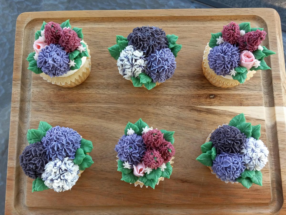 Mini hydrangea cupcake decorating class at The Vineyard at Hershey, 31 July | Event in Middletown | AllEvents