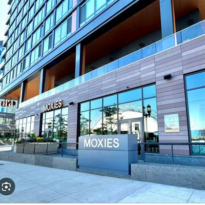 Moxies Boston Seaport