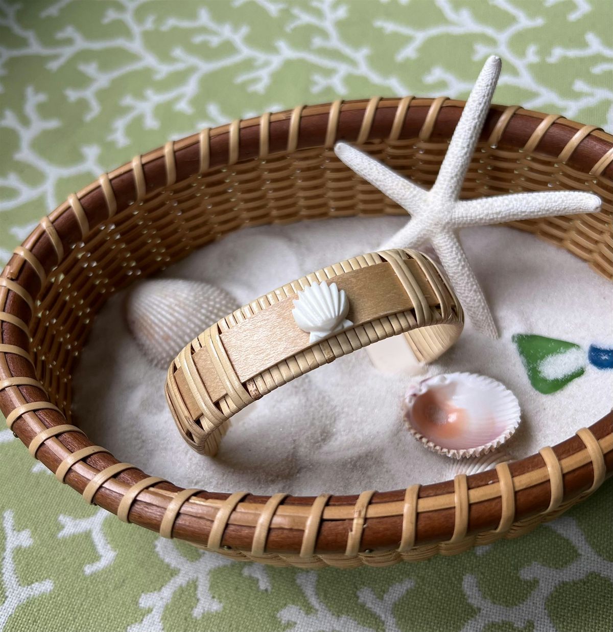 Nantucket Bracelet made with maple wood and embellished with a shell, 11 August | Event in Plymouth | AllEvents