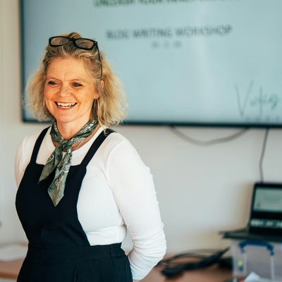 Vicks Ward Copywriter logo