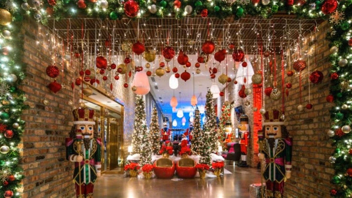 ✨ Merry & Bright: South Loop to Riverwalk Holiday Lobby Stroll ❄️, 14 December | Event in Chicago