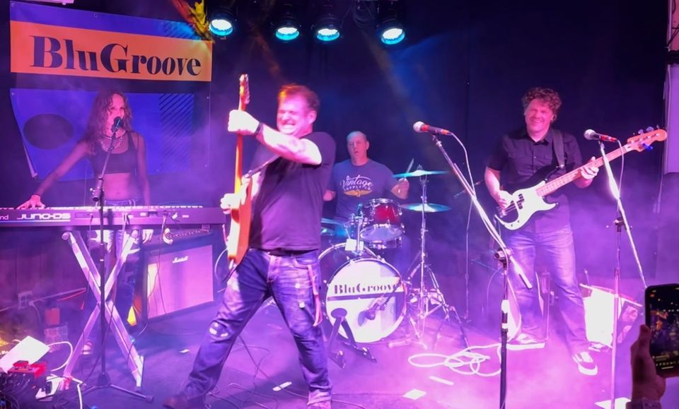 BluGroove at Se7ens Sports Bar and Grill, Se7ens Sports Bar & Grill